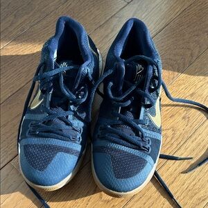 Nike Kyrie, Kids Sneakers in Navy and Gold
